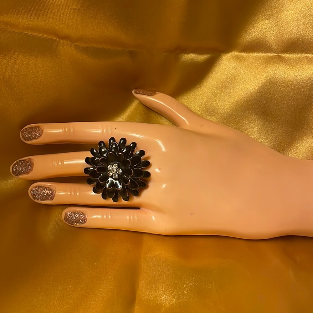 Adjustable elastic stretchy floral ring, silver back, enameled black flowers